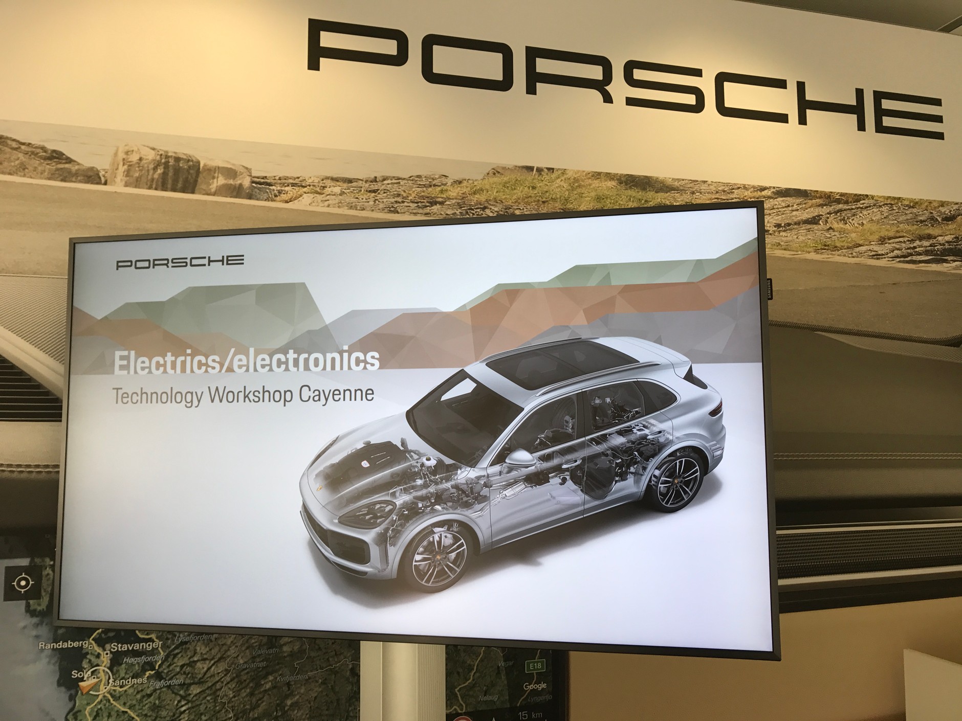 Porsche wreszcie ma się czym chwalić. Nowy system PCM jest znacznie bardziej zaawansowany od wcześniejszych wersji z poprzednich modeli Cayenne