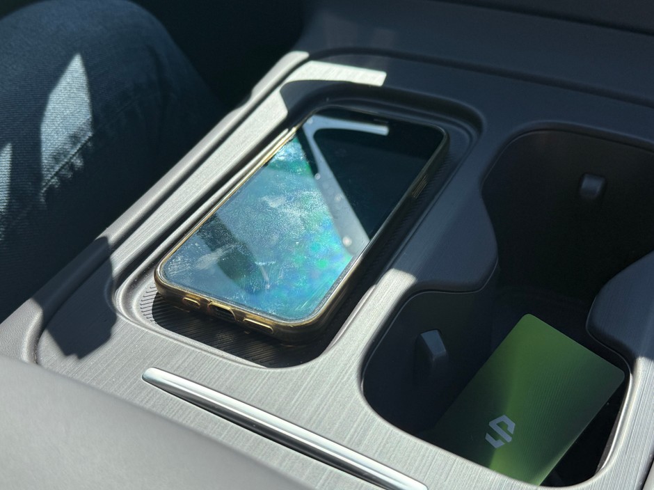 Leapmotor C10 REEV – gdy jedziesz pod słońce w ciepły dzień, telefon położony na ładowarce przegrzewa się po kwadransie.