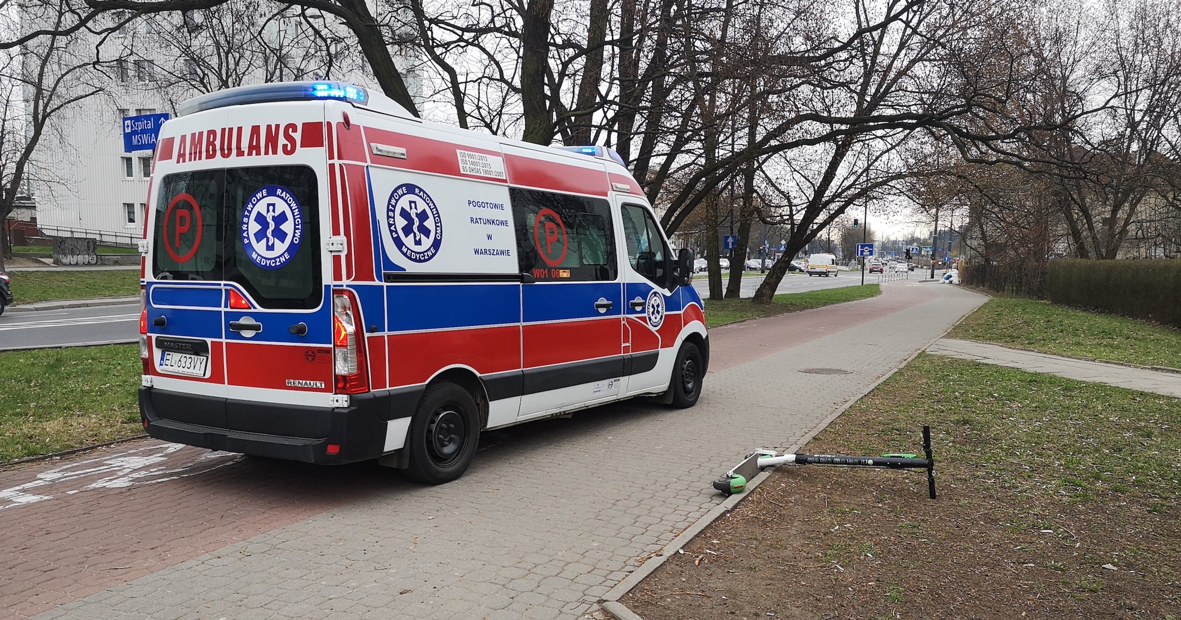 Hulajnoga elektryczna jest niebezpiecznym środkiem transportu (prędkość, małe kółka) – bardziej niebezpieczny jest chyba tylko monocykl elektryczny bez kierownicy