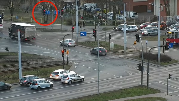 Policyjny dron pilnował kierowców z powietrza. Myśleli, że bezkarnie łamią przepisy [Nagranie]