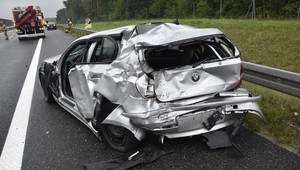 Kierowcy schowali się przed burzą i doszło do wypadku. Nie rób tak na autostradzie! [ZDJĘCIA]