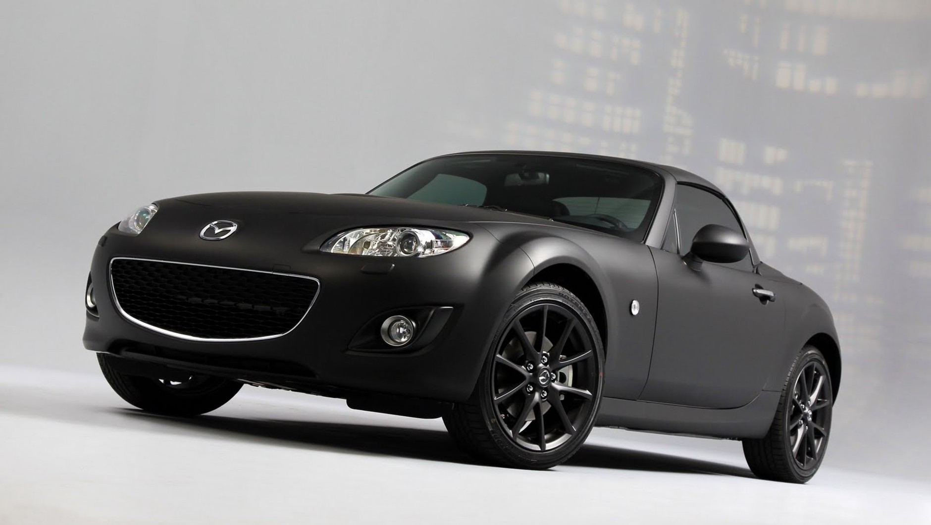 Mazda MX-5 w matowym wydaniu na ulicach Paryża