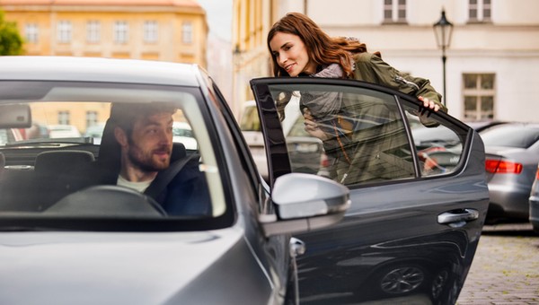 Bez prawa jazdy, bez prawa pobytu i na cudze konto. Uber chce poskromić kierowców