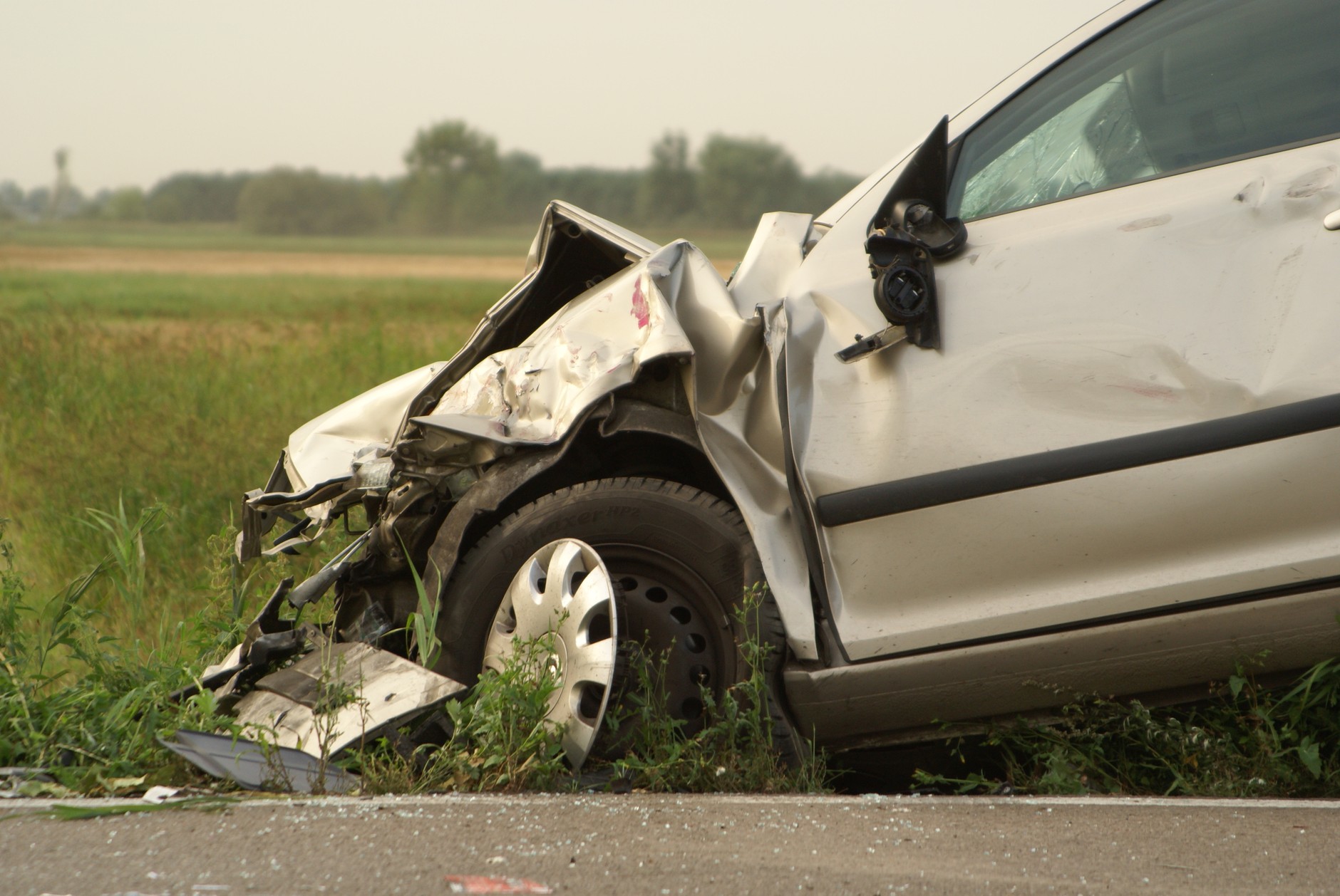 Takie skutki kolizji to jeszcze nic. Gdyby doszło do zderzenia czołowego przy wysokiej prędkości, auto zmieniłoby się w kostkę złomu.