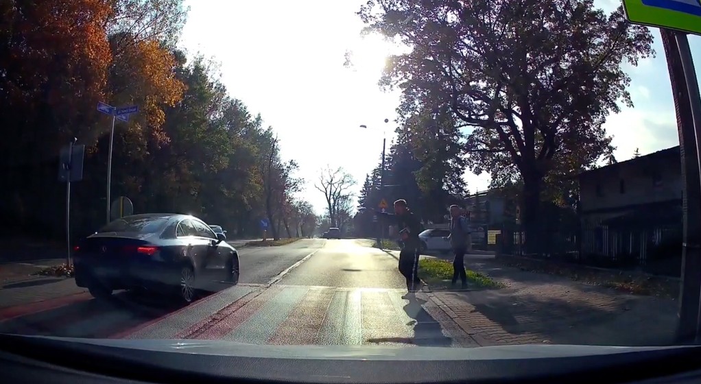 Kierujący Mercedesem zignorował przepisy. Policja szybko ustaliła, kto kierował