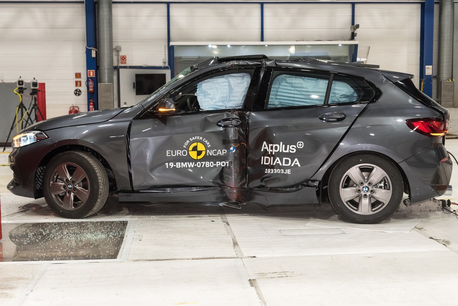 Testy zderzeniowe: BMW serii 1 i serii 3, Peugeota 208 oraz Jeepa Cherokee