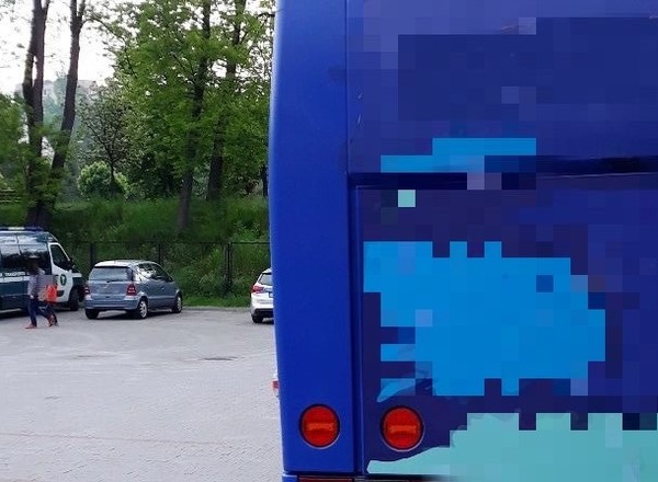 Z dziećmi na wycieczkę - autobus w opłakanym stanie