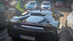 Dwa wykroczenia kierowcy Ferrari za jednym razem. Nie zgodził się z policją