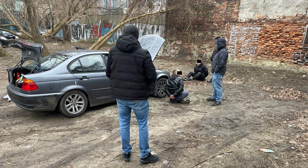 Policjanci z zatrzymanymi złodziejami 