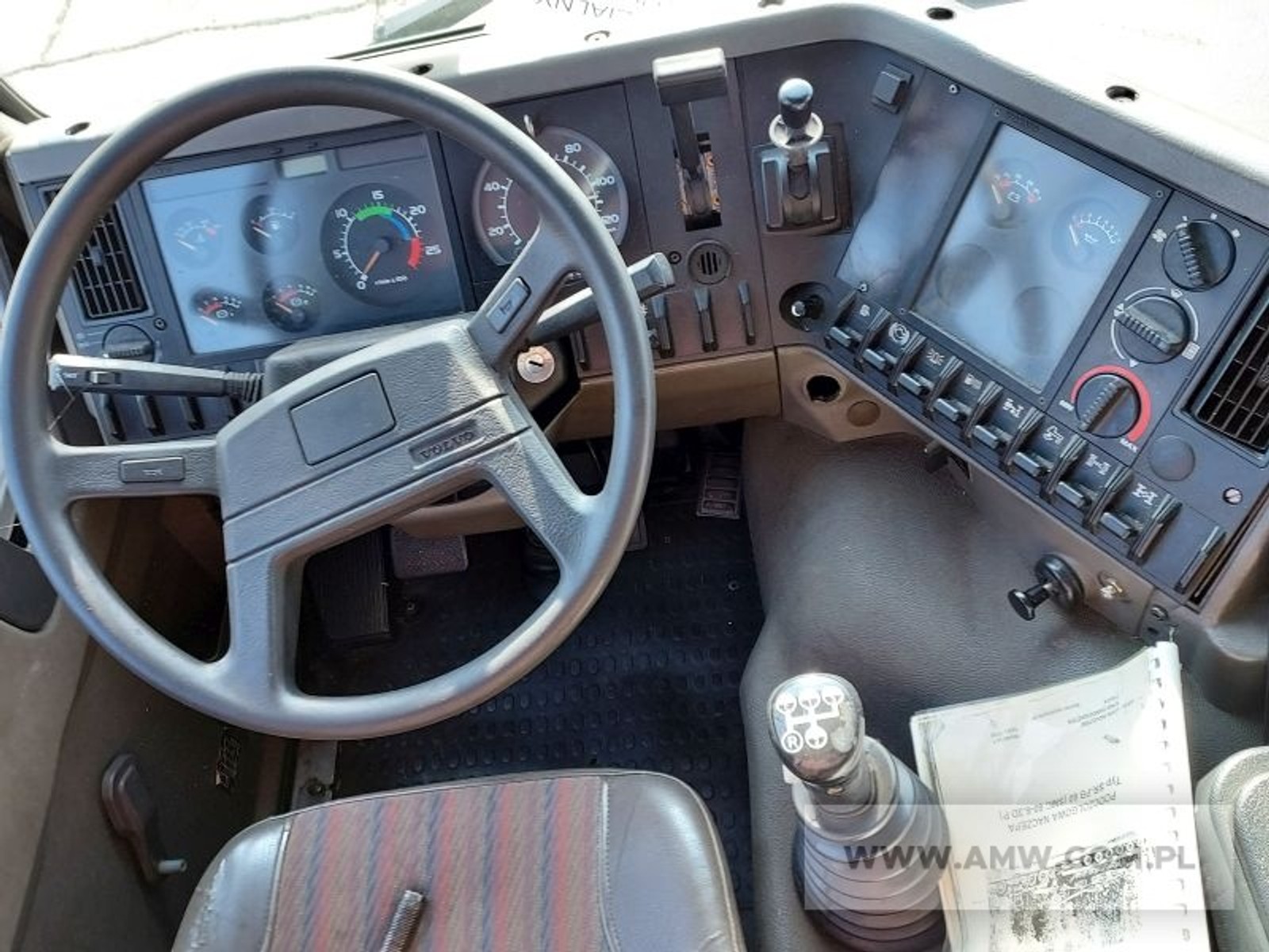 Wojskowe Volvo FL12 z naczepą Lohr