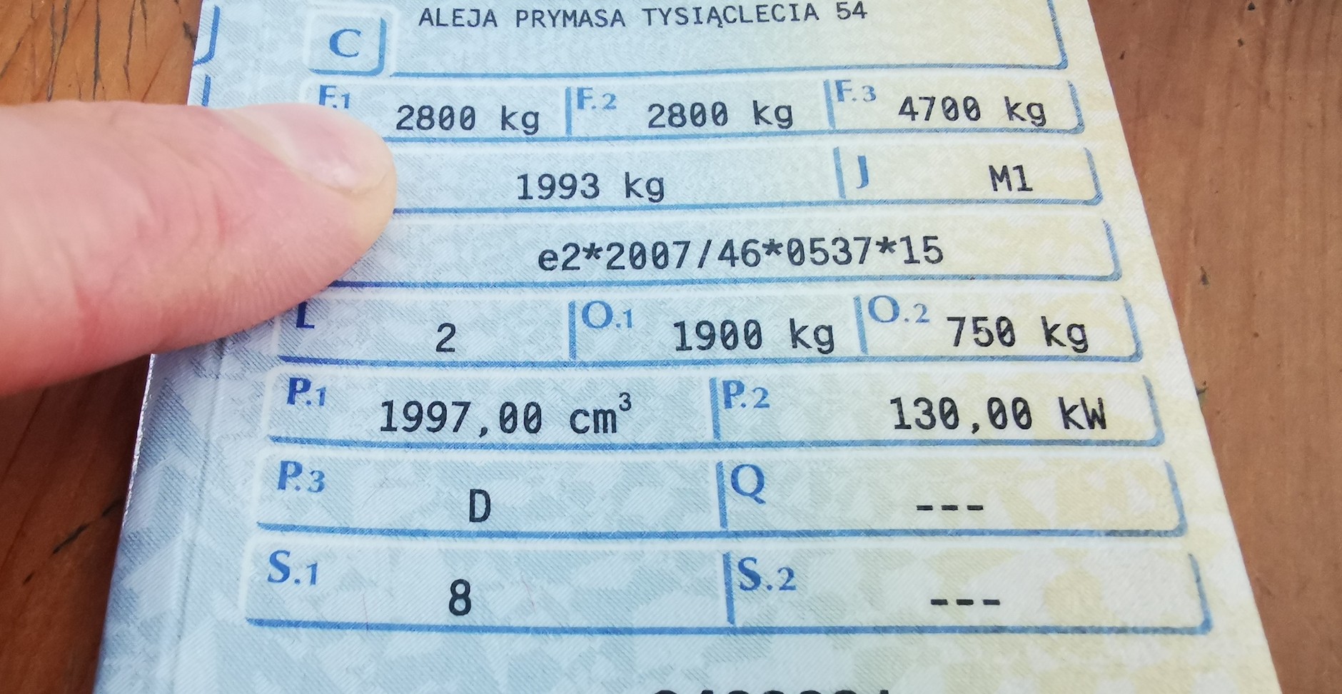 Dopuszczalna masa całkowita wyższa niż 2500 kg? Tym autem nie wolno wjeżdżać na chodnik – nawet jednym kołem!