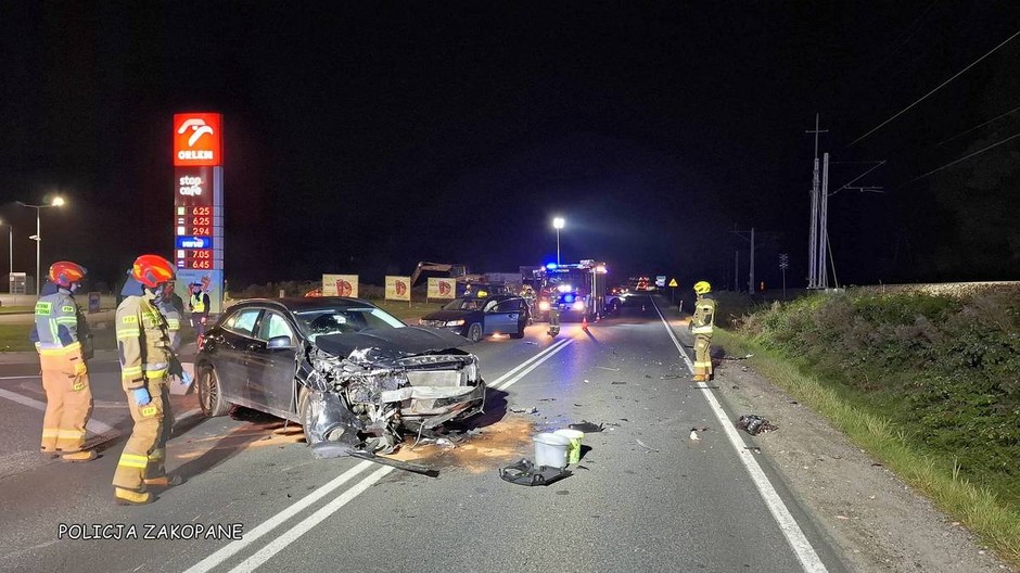 17-latek w mercedesie próbował wyprzedzać. Staranował volvo