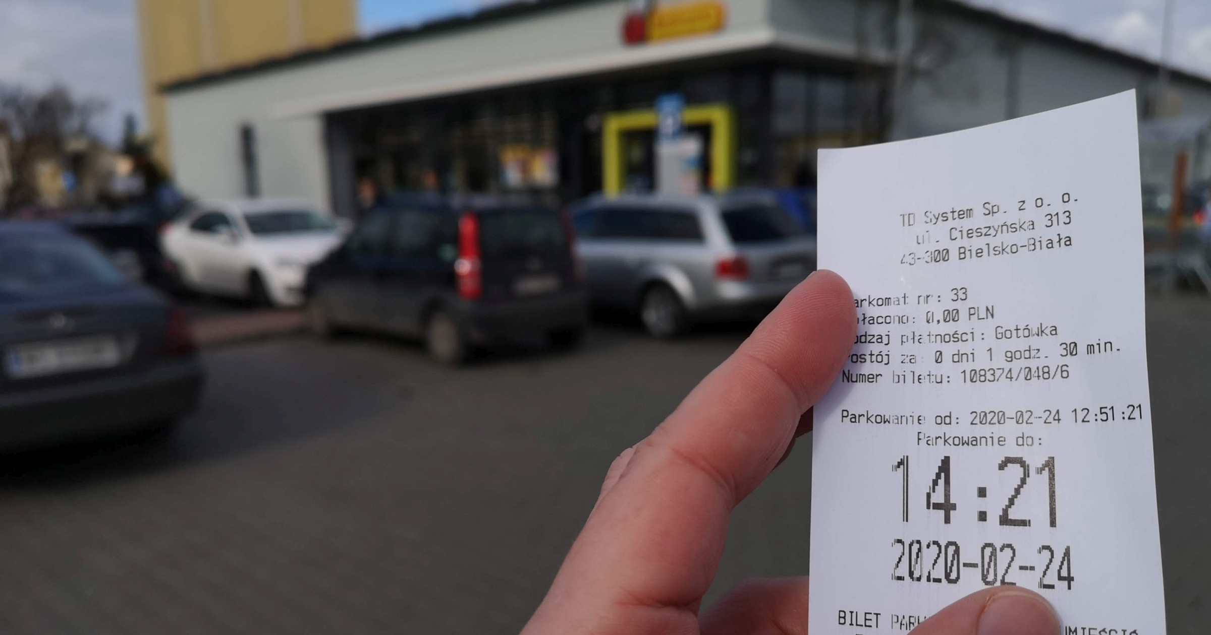 Parkowanie na parkingu przed sklepem