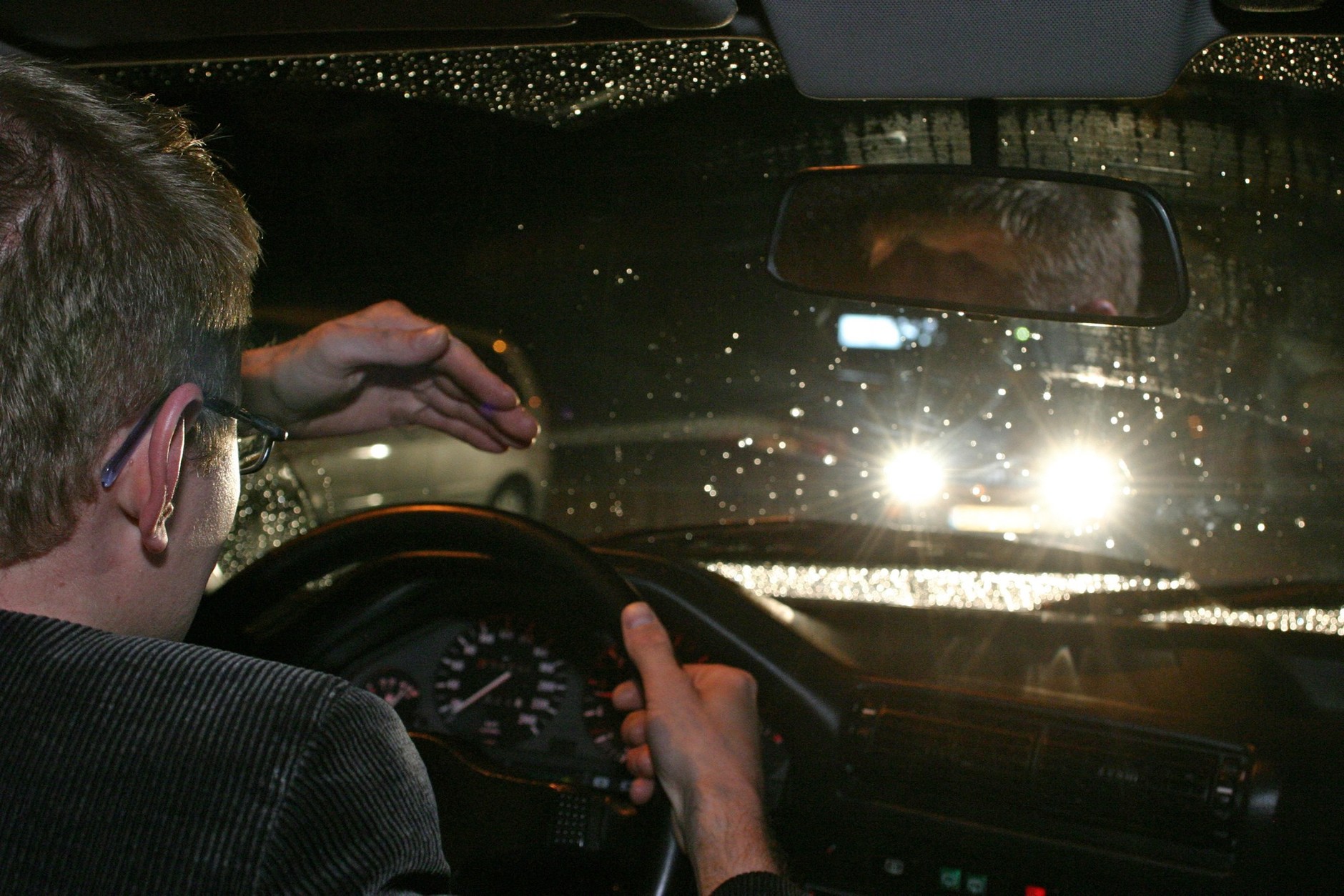 Wymijanie aut jadących z przeciwka podczas nocnej jazdy ogranicza widoczność tak mocno, że przez moment nie widzimy, co dzieje się na drodze.