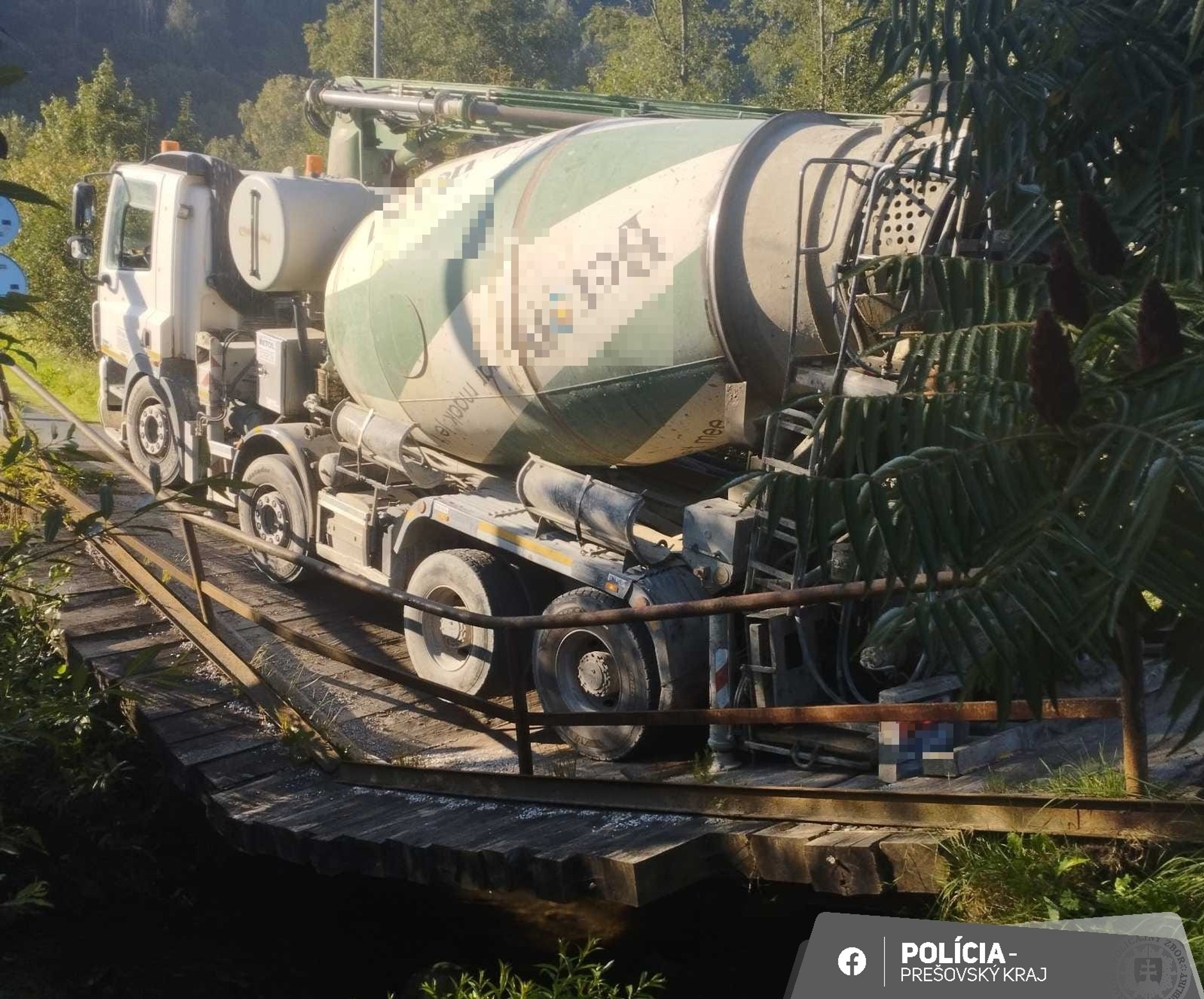 Kierowca ciężarówki zignorował znaki i doprowadził do zniszczenia mostu