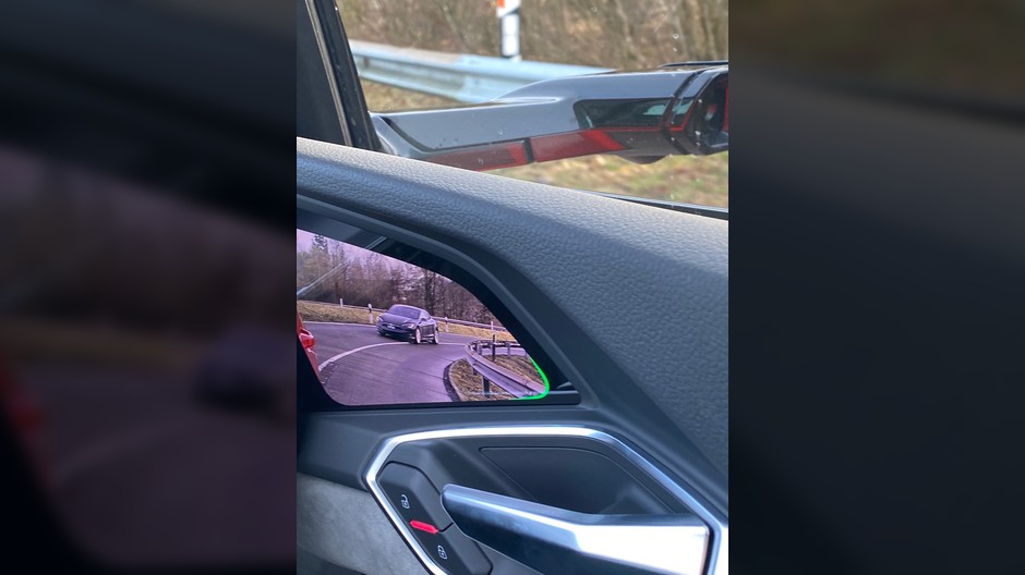 Najbliższa Tesla jest zawsze nieopodal: Szwajcarzy polubili się z amerykańskimi elektrykami. Zupełnie inaczej niż ja z wirtualnymi lusterkami e-trona