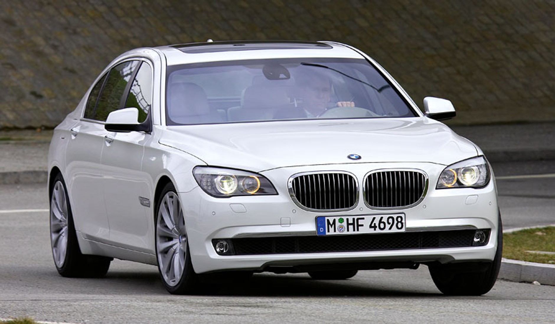 BMW 760i – nowy silnik 6,0 V12 i 8-biegowy automat