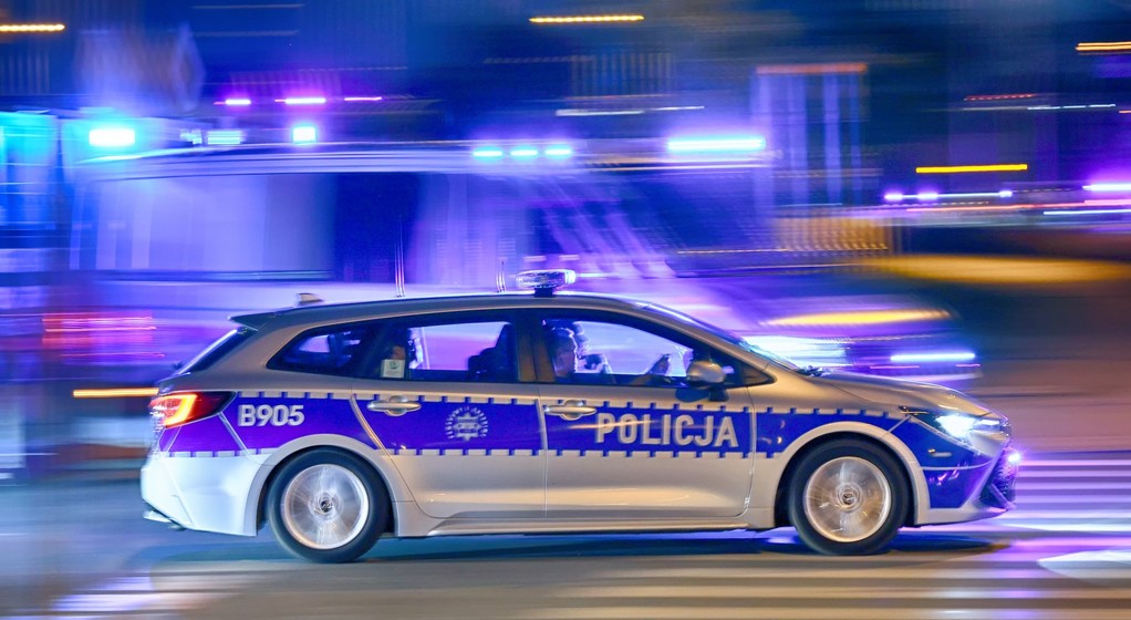 Pościg policyjny. Radiowóz na sygnale