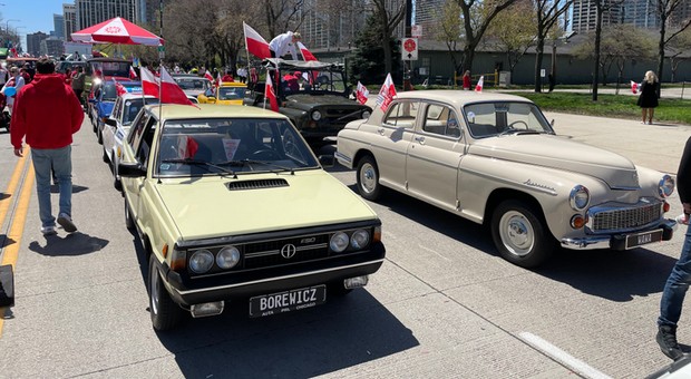Auta z PRL opanowały Chicago. Wystąpiły w wielkim pochodzie. Mamy zdjęcia