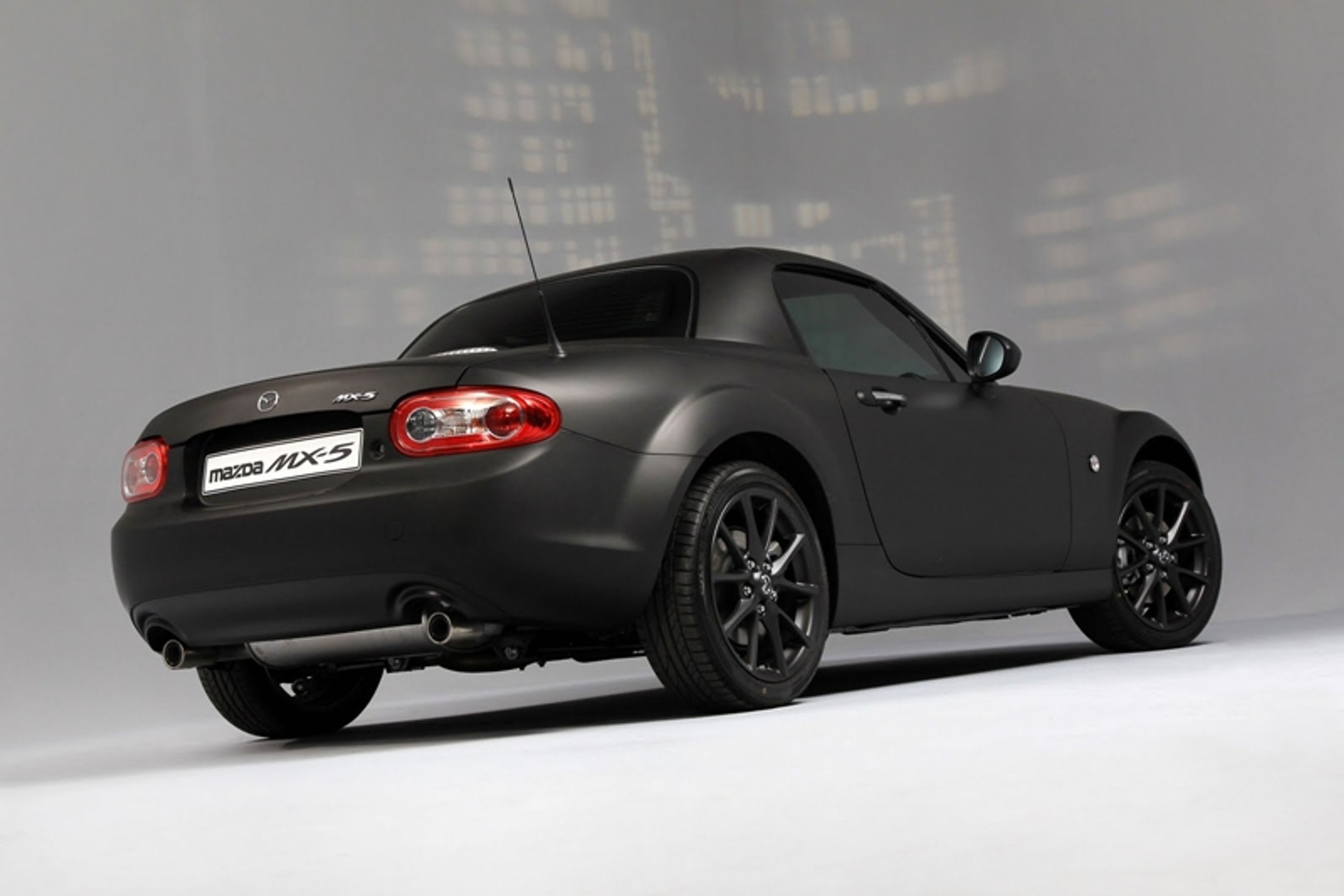 Mazda MX-5 w wersji Black&amp;Matte plus dziewczyna z mieczem