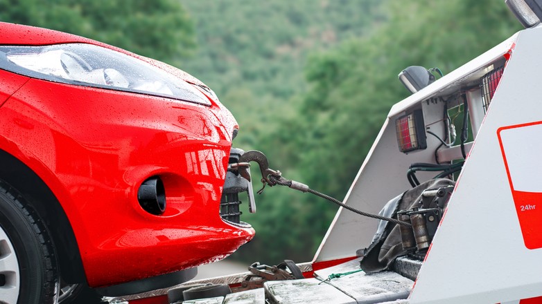 Samochód na lawecie – zdjęcie ilustracyjne