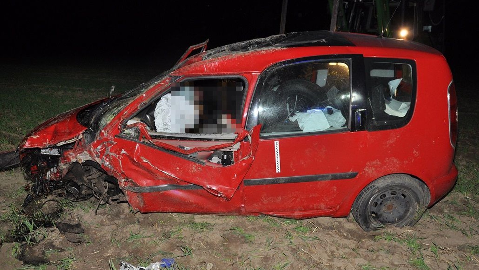 Zjechał na przeciwny pas i zderzył się z Audi. Skoda dachowała
