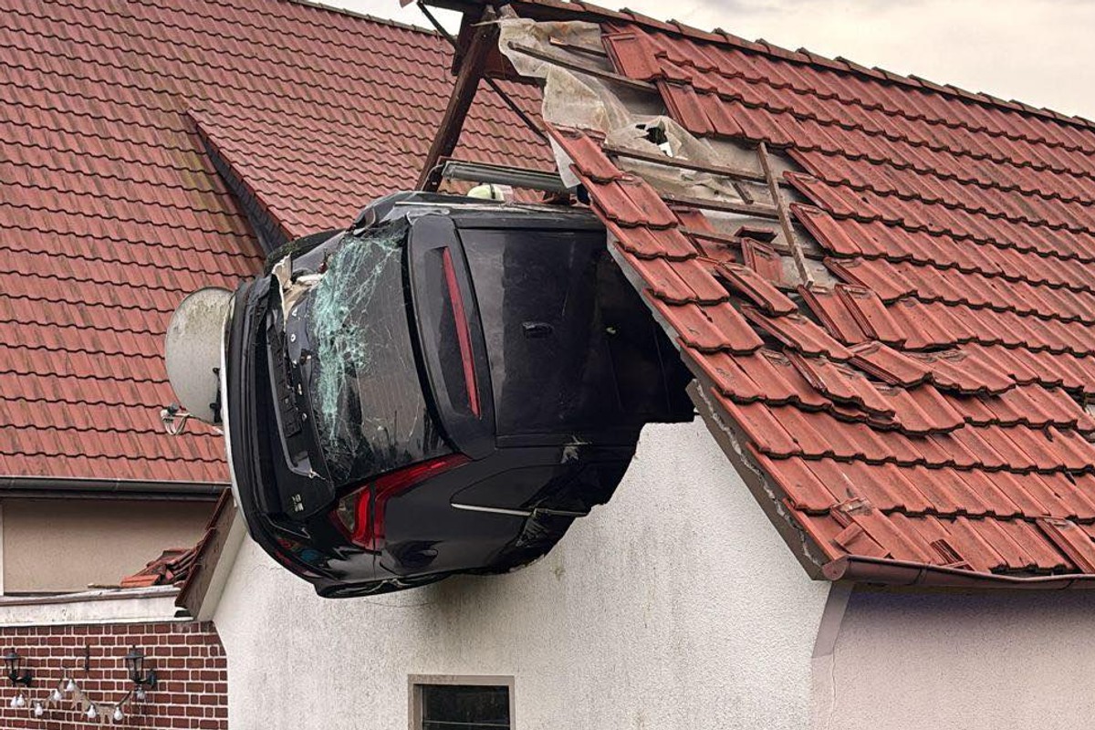 Potrącił dziecko skaczące na trampolinie i wbił się w dach stodoły