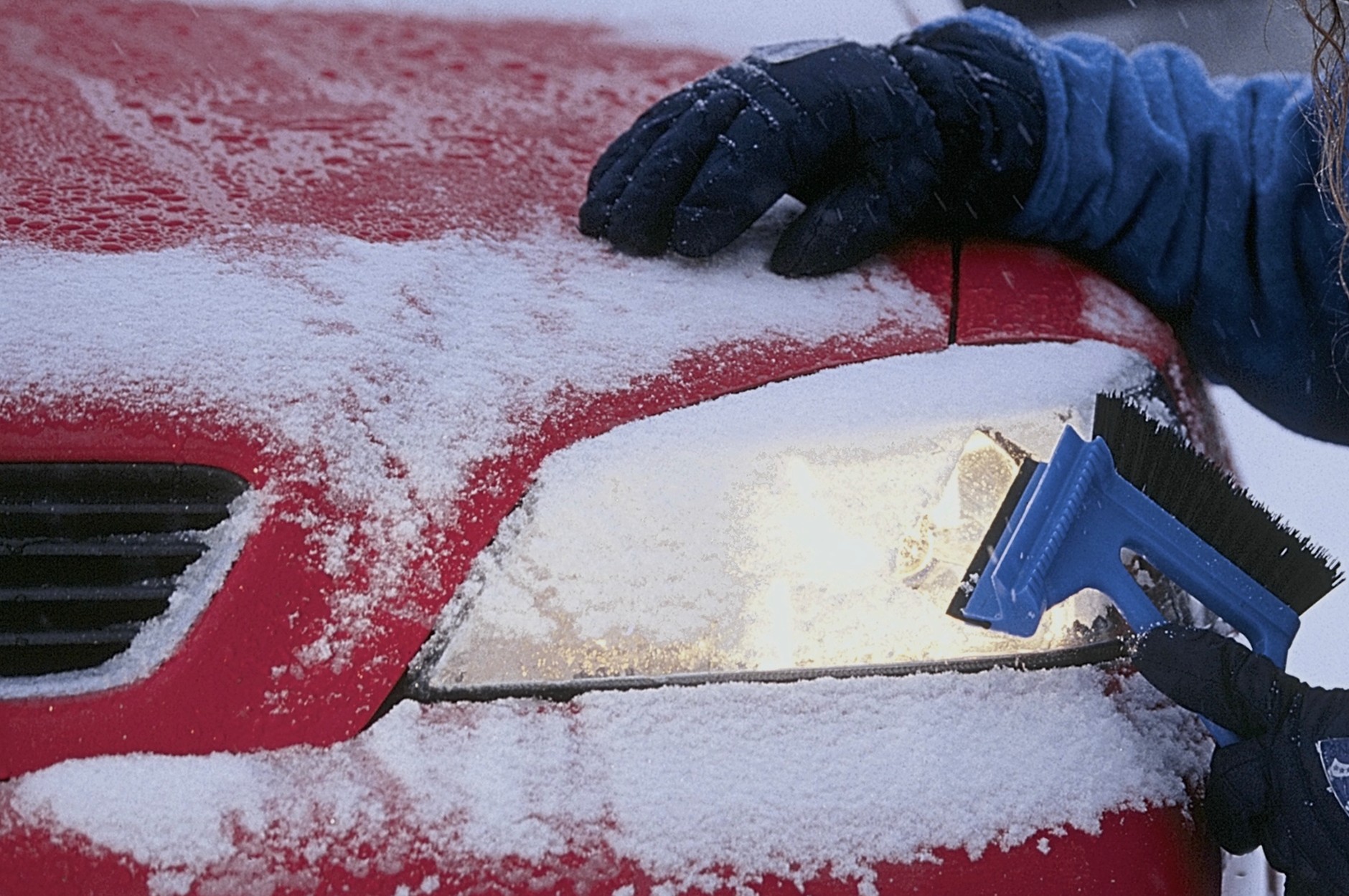 Zasłonięte reflektory i tablice rejestracyjne to podstawa do mandatu. Zimą mogą się zasłonić same