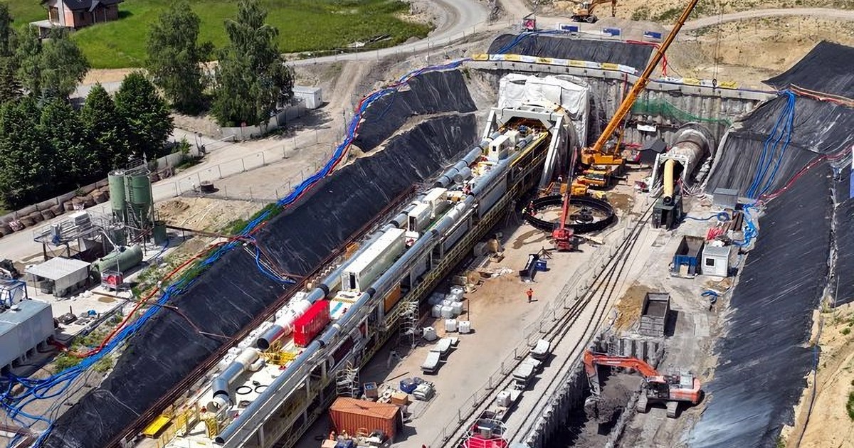 Tarcza TBM „Jadwiga” rozpoczęła budowę tunelu kolejowego pod Pisarzową