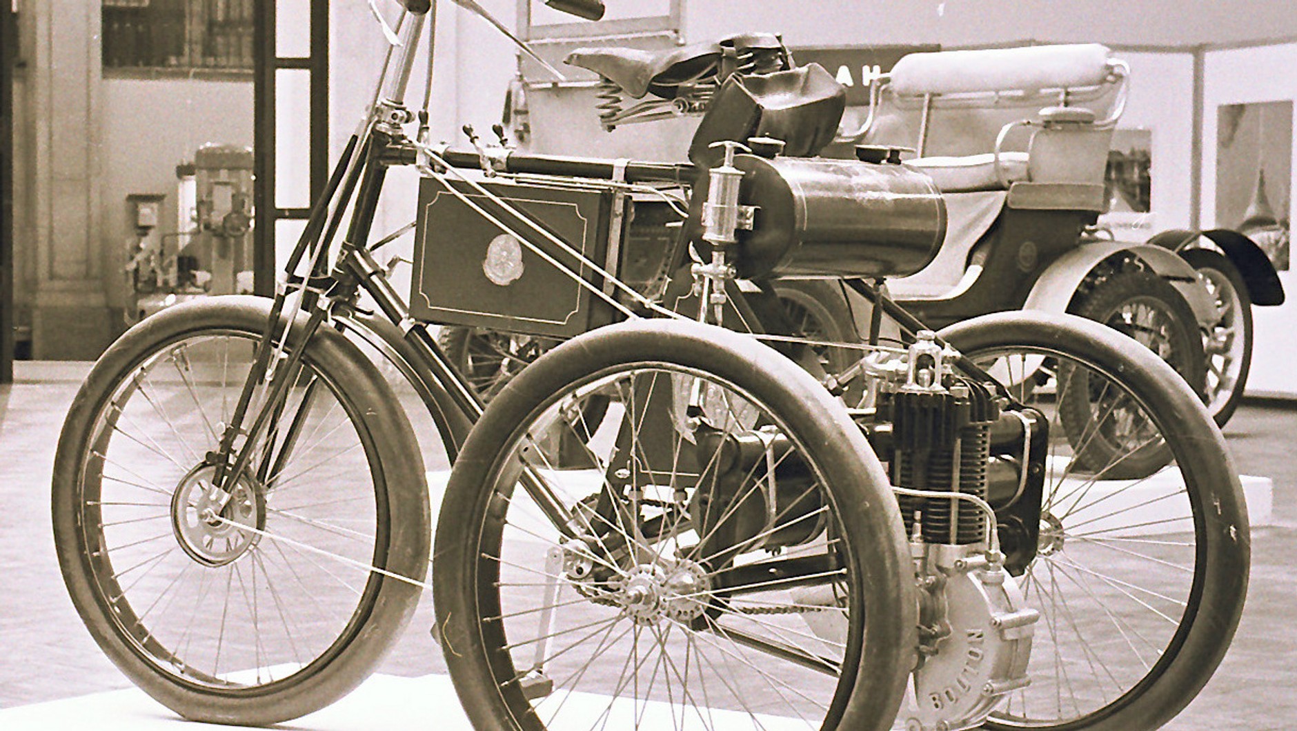 Trzykołowy pojazd De Dion-Bouton z 1898 r. zdobył dużą popularność – na zdjęciu eksponowany w warszawskim Muzeum Techniki i Przemysłu.