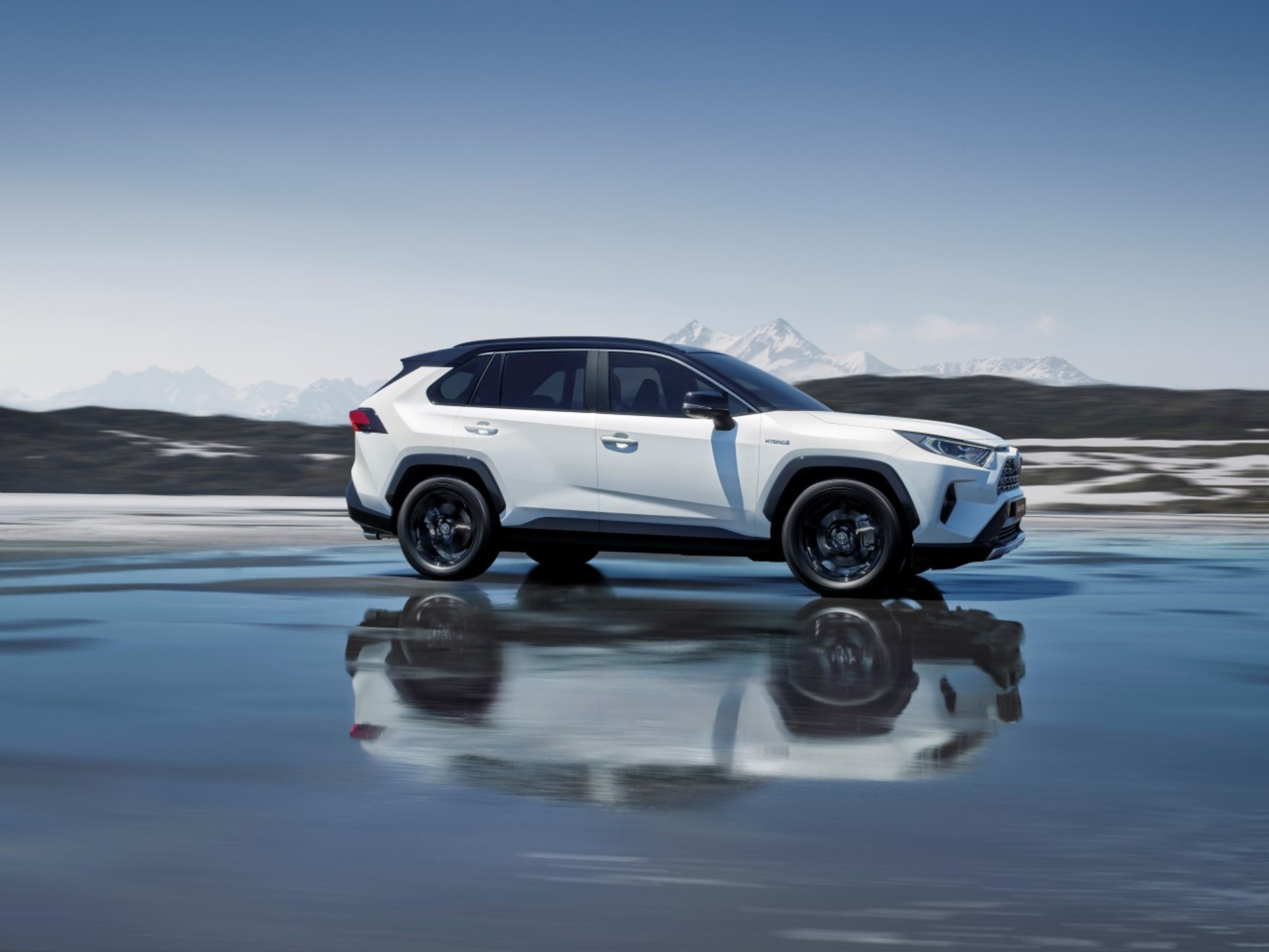 Toyota RAV4 Hybrid na Salonie Samochodowym w Paryżu