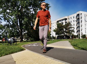 Pasów nie ma, a można przejść przez jezdnię. Wyjaśniamy, co to jest przejście sugerowane i kto ma pierwszeństwo