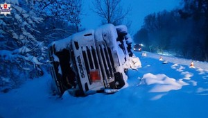 Pijany obcokrajowiec wywrócił cysternę z paliwem. Służby mają poważny problem