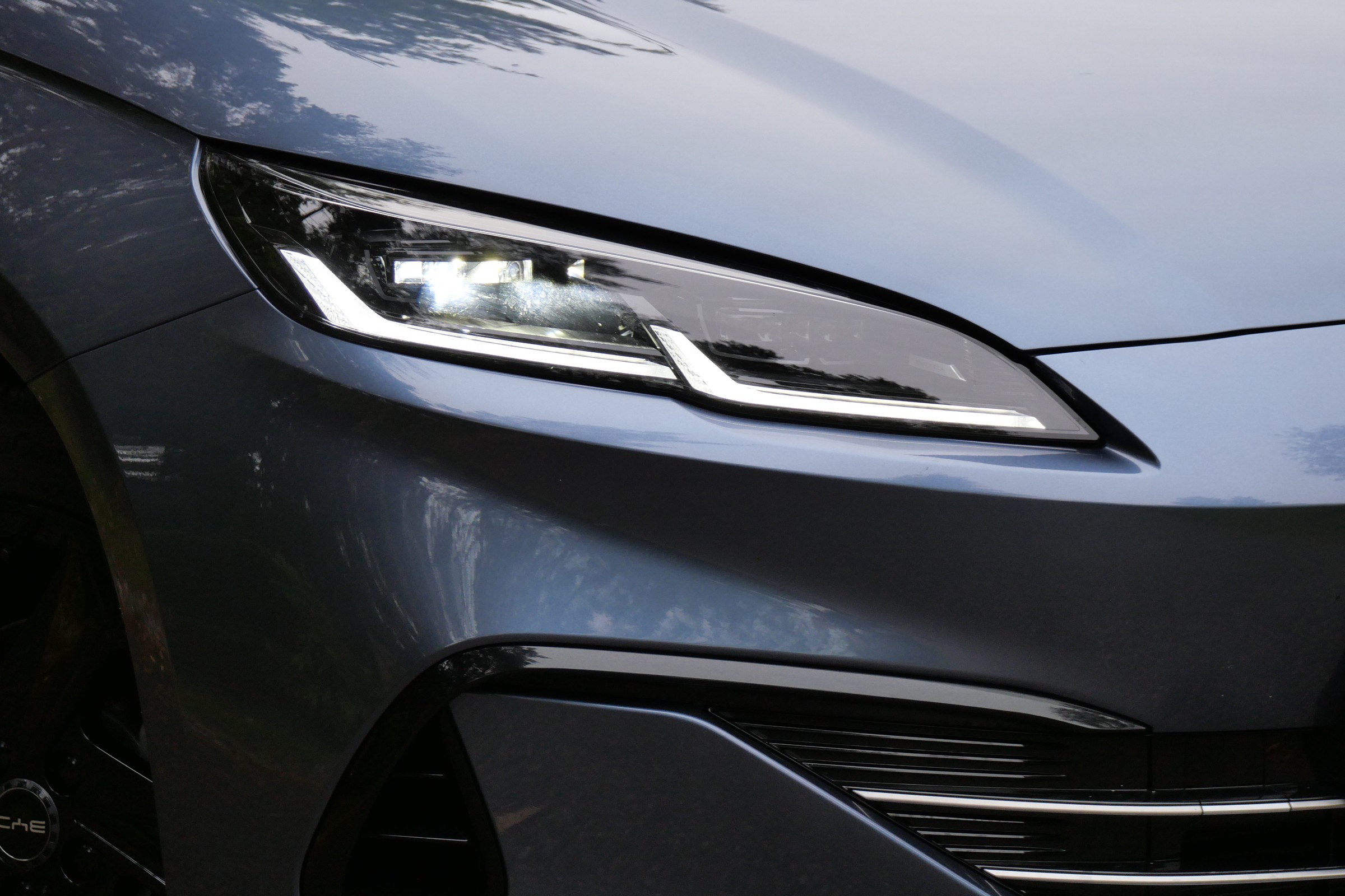 Dobry październik na rynku nowych samochodów w Polsce. Niespodzianek nie brakowało