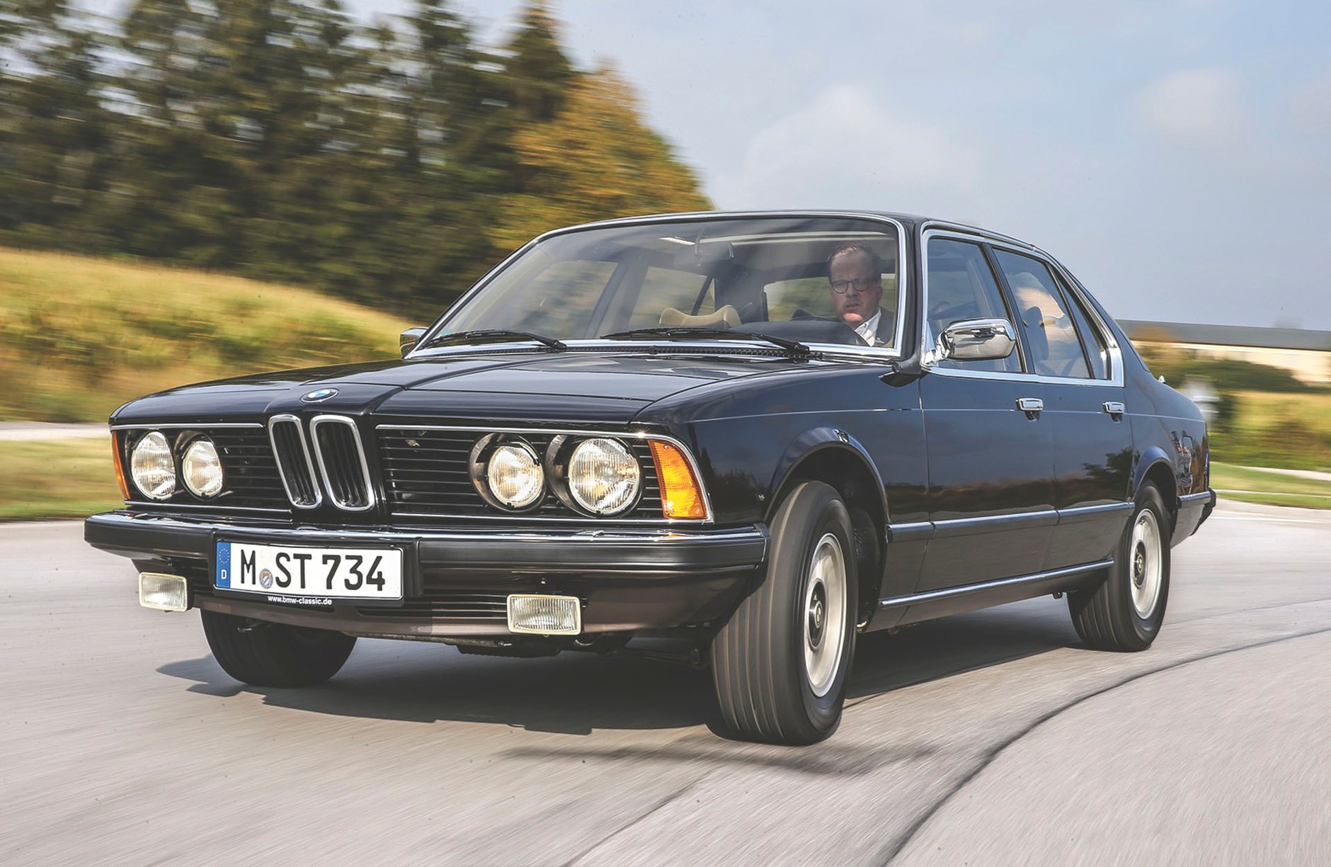 BMW 733i - lewy pas jest dla niego