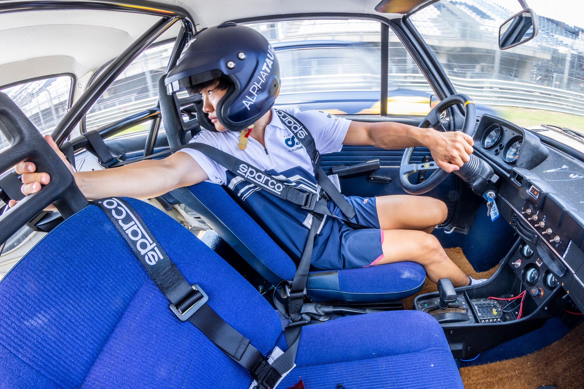 Wyścig na wstecznym biegu - Max Verstappen oraz Yuki Tsunoda