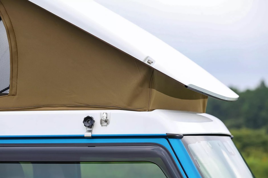 Suzuki Jimny z namiotem dachowym Kamado Canotier J3