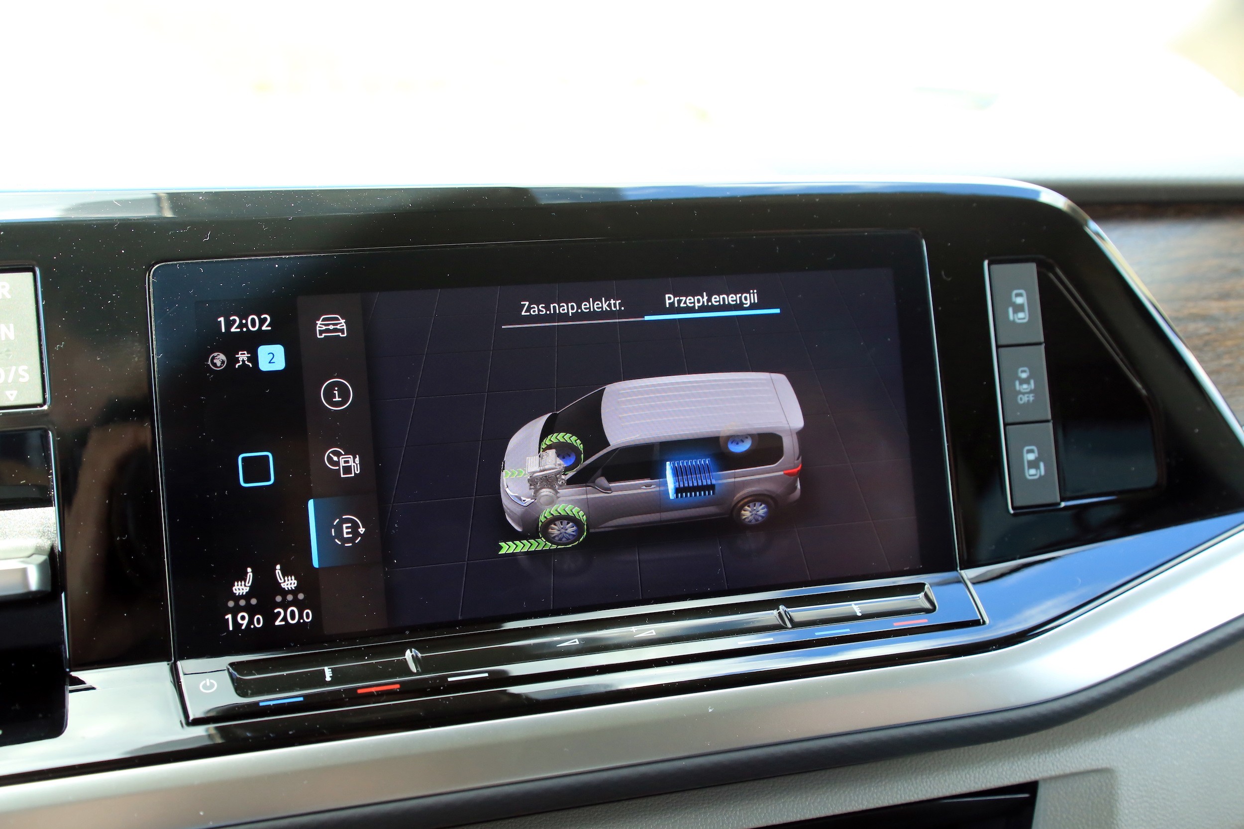 Pracę układu hybrydowego można śledzić na ekranie. Szkoda, że tej grafiki nie da się też wyświetlić, na wirtualnych zegarach.