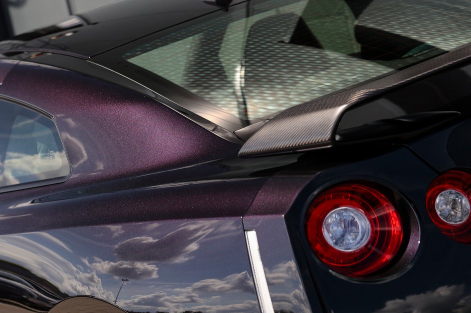 Lakier Midnight Purple nawiązuje do Skyline'a R34