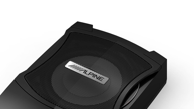 Cała konstrukcja z wbudowanym wzmacniaczem waży 5 kg. Alpine zapobiegliwie dodaje do PWE-V80 uchwyty mocujące wraz ze śrubami.