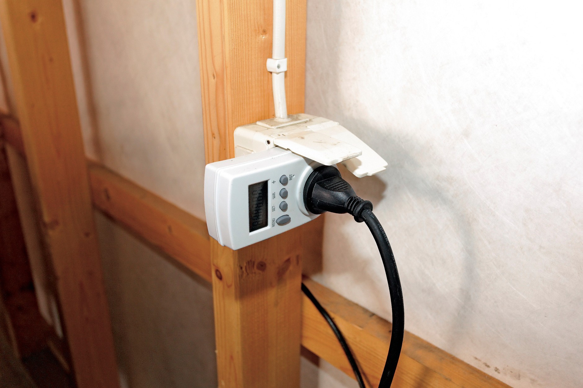 Domowe ładowanie jest tańsze niż na płatnych stacjach, ale trwa znacznie dłużej