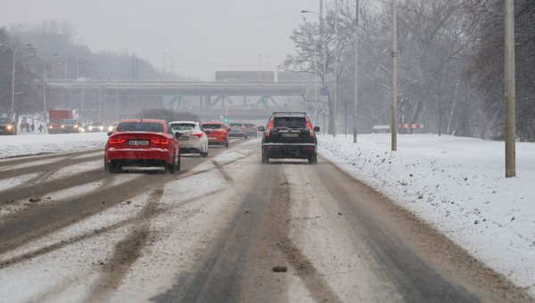 26114389 - WARSZAWA POGODA GOŁOLEDŹ OPADY ŚNIEGU (trudne warunki drogowe w Warszawie)