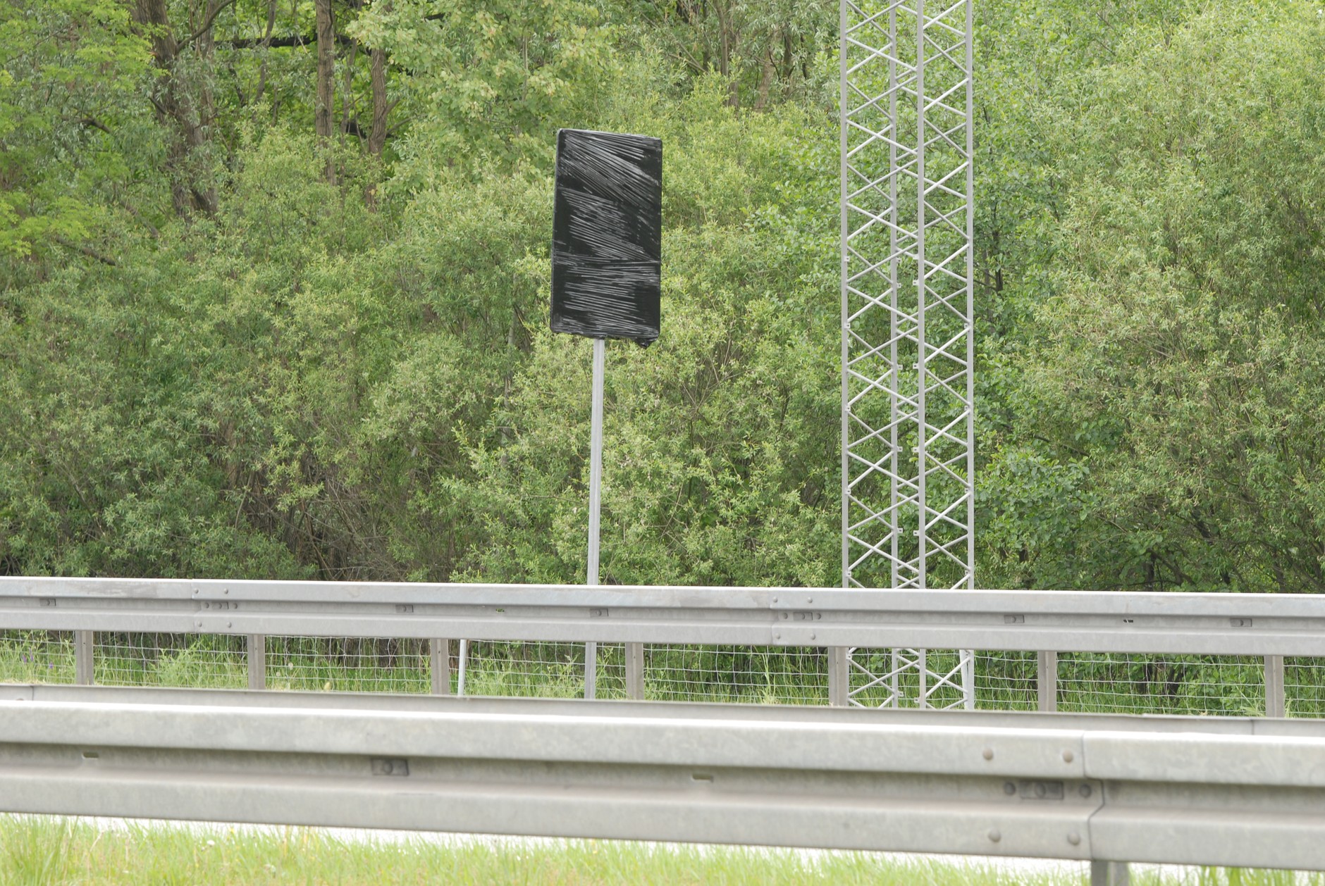 Odcinkowy pomiar prędkości ma zacząć działać w czerwcu br. - wtedy zostanie zdjęta folia ze znaków informujących o początku i końcu odcinka pomiarowego