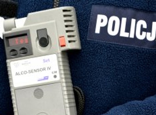 Razem z partnerką zauważyli podejrzanego kierowcę. Uprzedzili policjantów