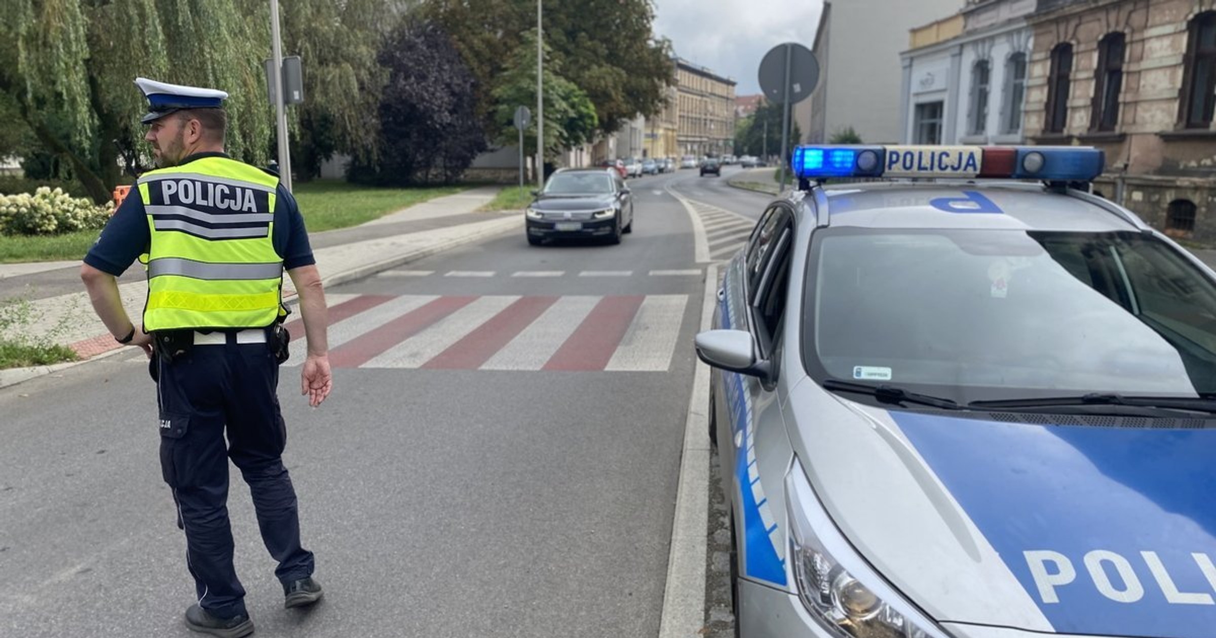 Obraz pochodzący z serwisu https://tarnowskie-gory.policja.gov.pl/k26/informacje/wiadomosci/369577,Tarnogorskie-dzialania-Ruchu-Drogowego-Bezpieczny-pieszy.html