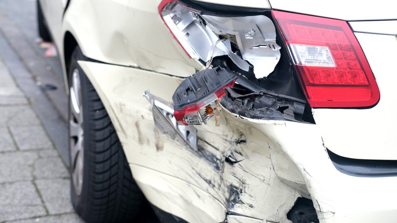 Zła interpretacja przepisów o jeździe "na suwak" skończyła się dla naszego czytelnika zniszczeniem samochodu – zdjęcie ilustracyjne