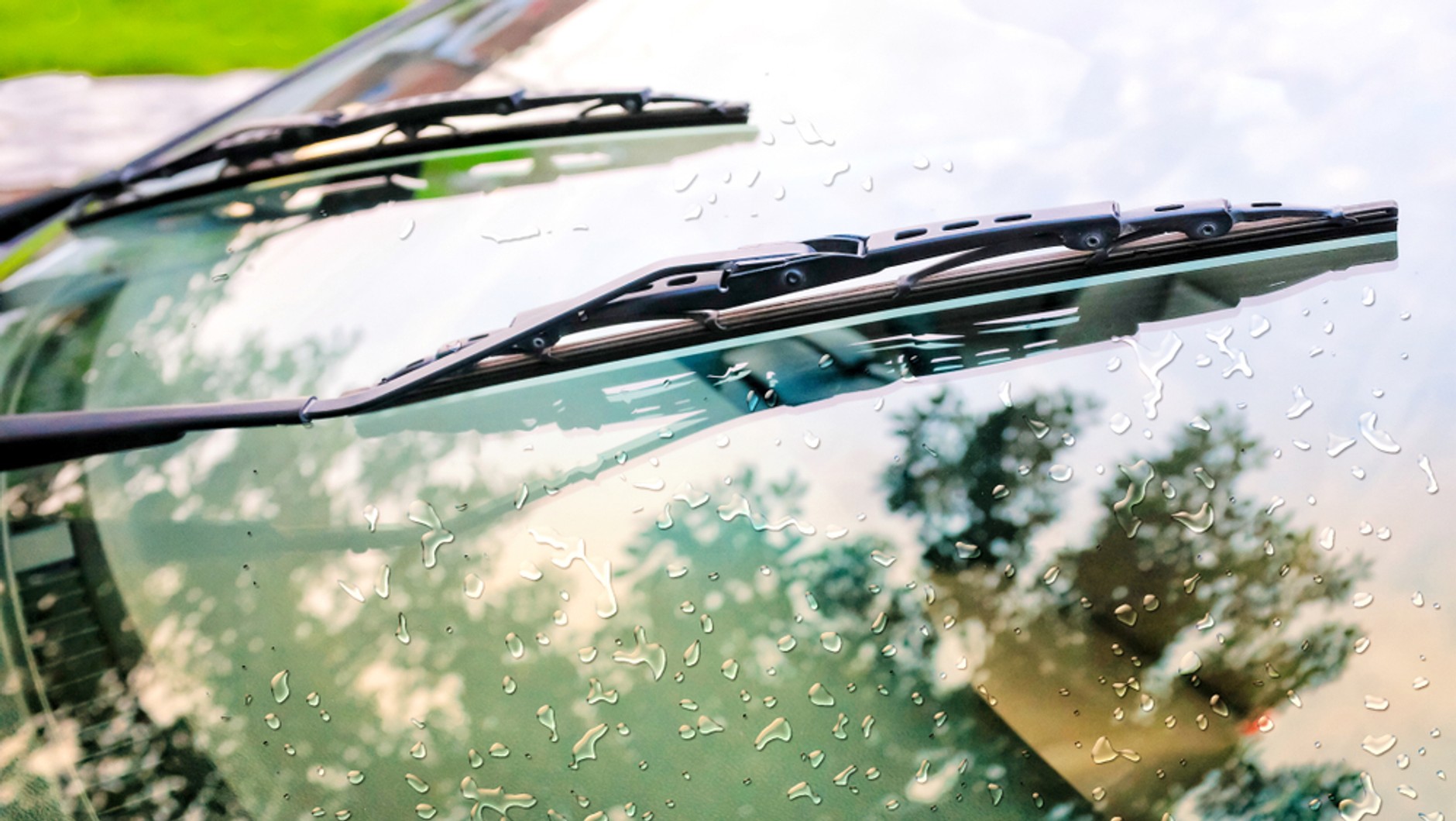 Automatyczne wycieraczki są czymś, co mogłoby nie istnieć i nikt nie zauważyłby różnicy. Kierowca i tak musi ręcznie regulować ich działanie