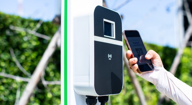 W kierowców elektryków "wycelowano" nową broń. Na te kody łatwo się nabrać