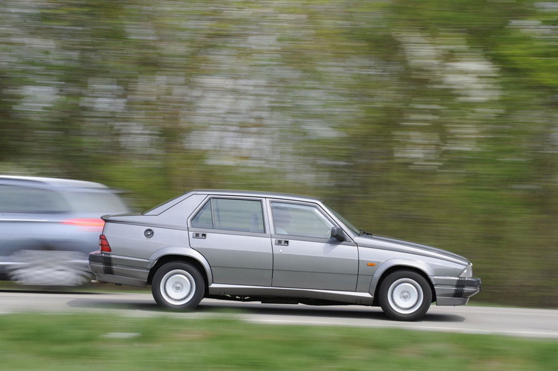 Alfa Romeo 75 - Jubileuszowy model z turbodopingiem