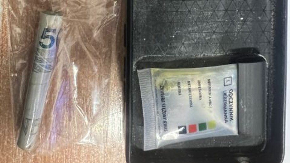 Policjanci zauważyli Audi. Dowody były w środku